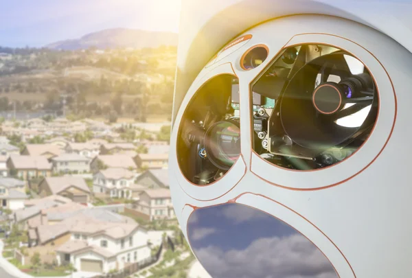 Nahaufnahme einer Drohnen-Kamera und eines Sensor-Pod-Moduls über der Nachbarschaft — Stockfoto