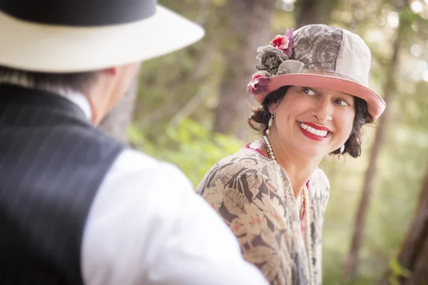 Roku 1920 oblečený romantický pár flirtuje venku — Stock fotografie