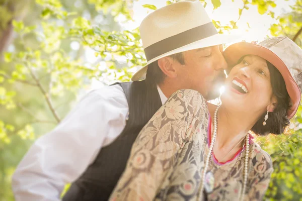 1920 Vestido pareja romántica coqueteando al aire libre —  Fotos de Stock