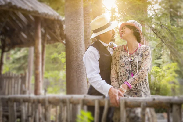 1920 年代には木製の橋でロマンチックなカップルが服を着てください。 — ストック写真
