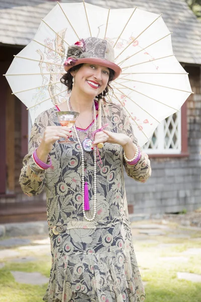 1920-е годы одетая девушка с зонтиком и бокалом винного портрета — стоковое фото