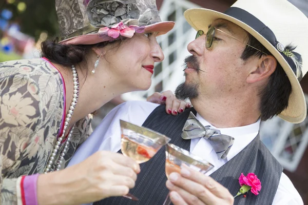 Mixed-Race Couple Dressed in 1920s Era Fashion Sipping Champa — Stock Photo, Image