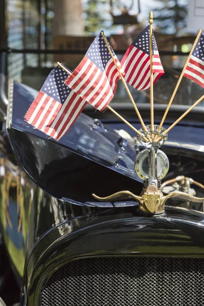 Kukuleta süs klasik araba üzerinde Amerikan bayrakları — Stok fotoğraf