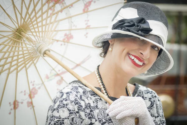 Fille habillée des années 1920 avec portrait en parasol — Photo