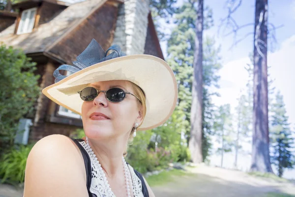 1920s Dressed Woman Near Antique House — Stock Photo, Image