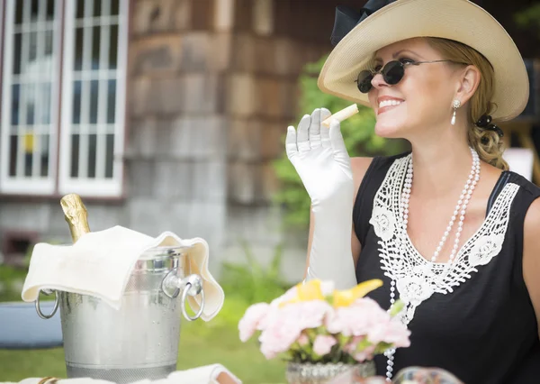 Twintig gekleed vrouw eten en drinken Champagne bij buiten — Stockfoto