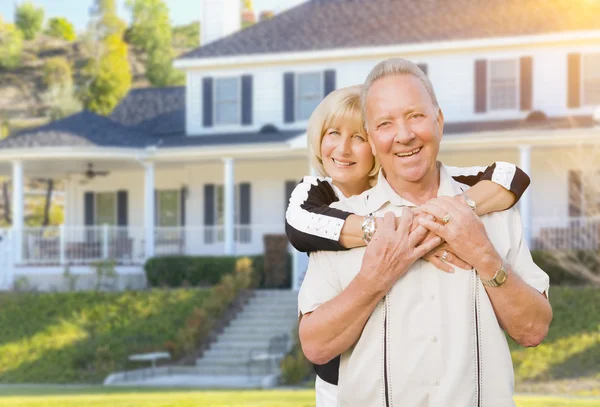 Gelukkig senior koppel in de voortuin van huis — Stockfoto