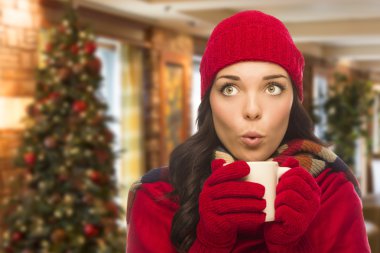 Şapka ve eldiven giyen Noel ayarında karışık ırk kadın