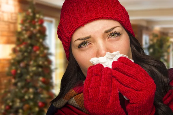 Malade femme soufflant son nez avec du tissu dans le cadre de Noël — Photo