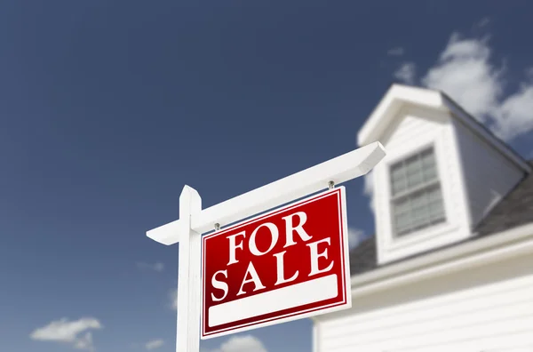 Hem för försäljning fastigheter tecken framför huset — Stockfoto