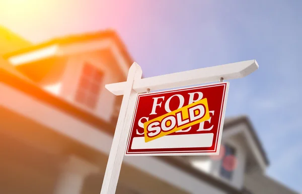 Ev satışı işareti önünde, yeni ev için satılan — Stok fotoğraf