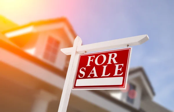 Hem för försäljning fastigheter tecken framför huset — Stockfoto