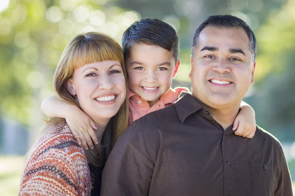 Jong gemengd ras familie portret buitenshuis — Stockfoto