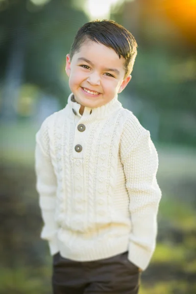 Young blandad ras pojke porträtt utomhus — Stockfoto
