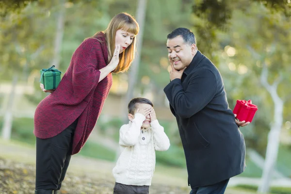 Gemengd ras ouders met giften voor jonge jongen ogen verbergen — Stockfoto