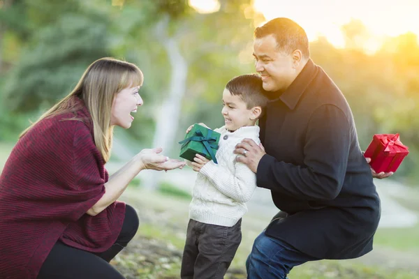 Jong gemengd ras zoon overdracht Gift aan zijn moeder — Stockfoto