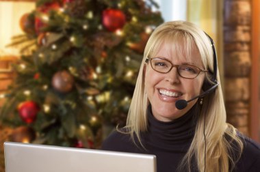 Telefon kulaklık Noel ağacı, bilgisayar önünde kadınla