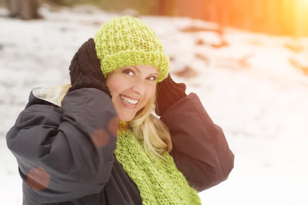 Aantrekkelijke vrouw plezier in de sneeuw — Stockfoto