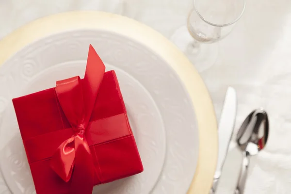 De Gift van Kerstmis met couvert aan tafel — Stockfoto