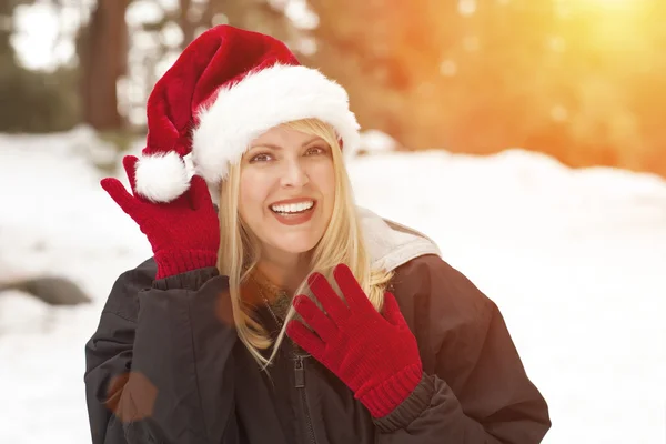 Chapeau de Santa attrayant portant femme blonde s'amuser dans la neige — Photo