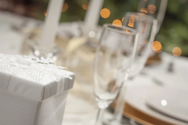 De Gift van Kerstmis met couvert aan tafel — Stockfoto
