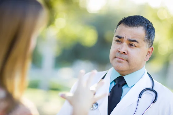 Médico hispânico ou enfermeiro conversando com um paciente — Fotografia de Stock