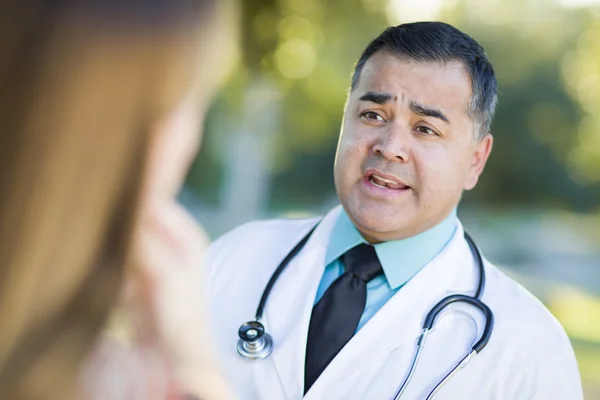 Médico hispânico ou enfermeiro conversando com um paciente — Fotografia de Stock