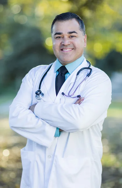 Médico masculino hispano retrato al aire libre — Foto de Stock