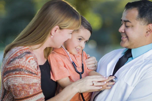 Chłopiec mieszanej rasy, matka i lekarz zabawę z stetoskop — Zdjęcie stockowe
