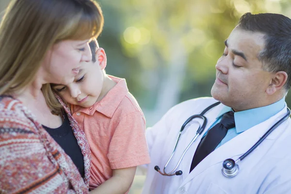 Enfermo mezclado raza chico, madre y hispano médico al aire libre —  Fotos de Stock