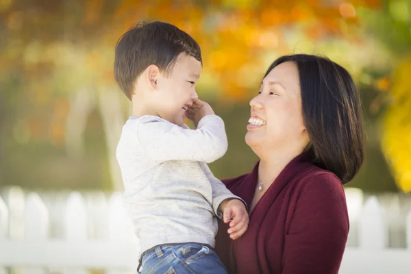 Kinesiska mamma ha kul och hålla sin blandad ras pojke — Stockfoto