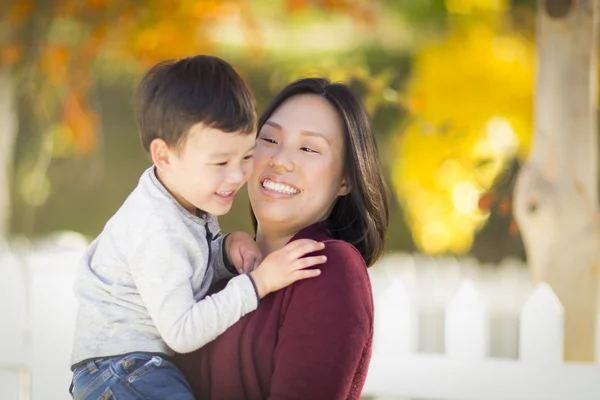 Kinesiska mamma ha kul och hålla sin blandad ras pojke — Stockfoto