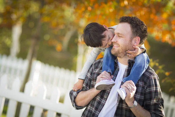 Razza mista ragazzo cavalcando sulle spalle del padre caucasico — Foto Stock