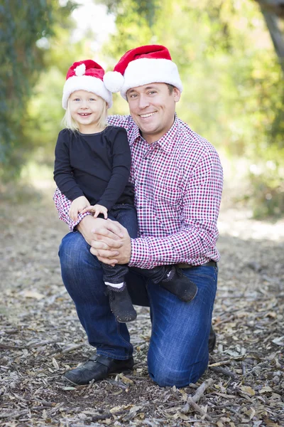 Apa és lánya viselt Santa kalap portréja — Stock Fotó