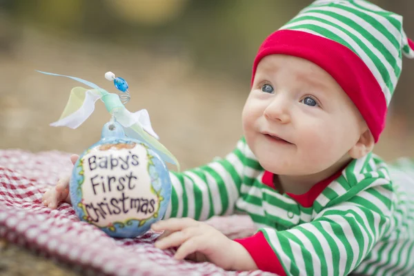 Säugling auf Decke mit Babys erstem Weihnachtsschmuck — Stockfoto