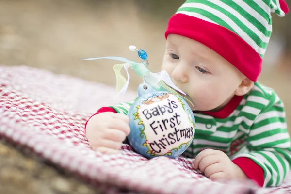 Bebê infantil em cobertor com bebês primeiro ornamento de Natal — Fotografia de Stock