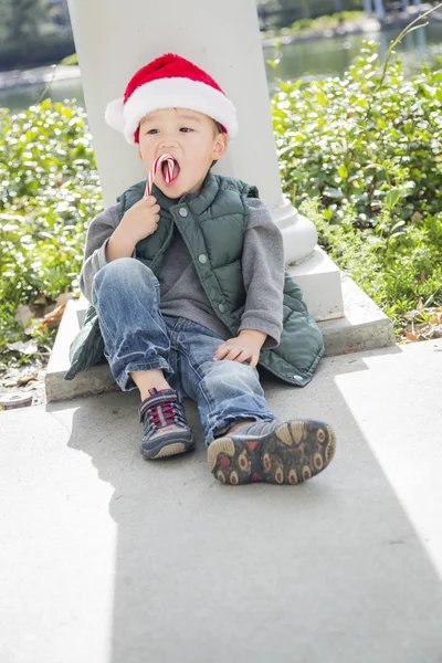 かわいい混血少年サンタの帽子とキャンディの杖 — ストック写真
