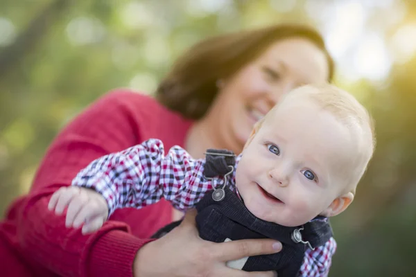 Pequeno menino se divertindo com mamãe ao ar livre — Fotografia de Stock