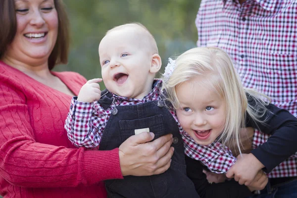 Anne ve baba bebek kardeşi ve kız kardeşi ile eğleniyor — Stok fotoğraf