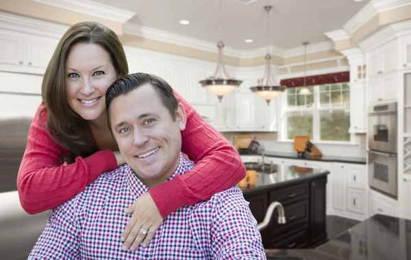 Šťastný pár v krásné nové kuchyně — Stock fotografie