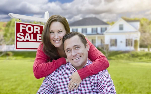売却の記号と家の前で幸せなカップル ストック画像