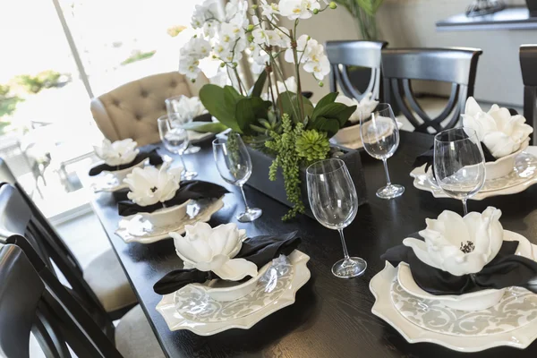 Resumo da mesa de jantar com configurações de lugar — Fotografia de Stock
