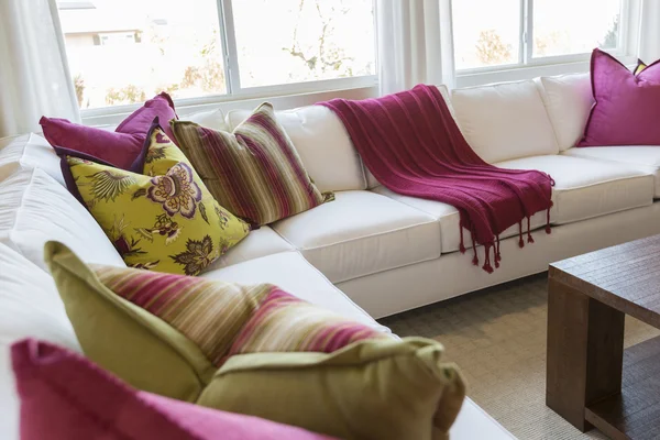 Resumen de Invitando a la colorida sala de estar del sofá — Foto de Stock