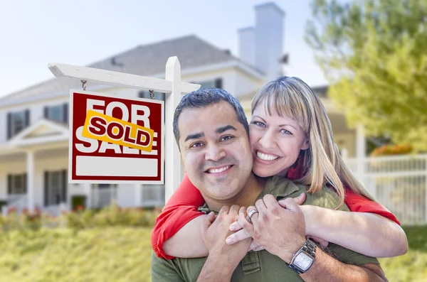 Casal na frente do Vendido Real Estate sinal e casa — Fotografia de Stock