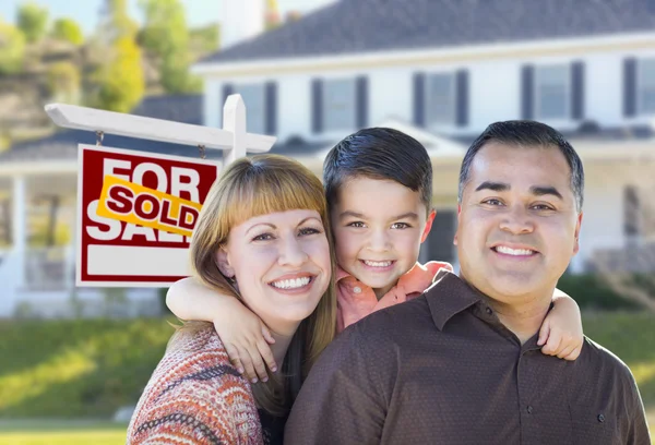 Ung familj sålda fastigheter tecken och hus — Stockfoto