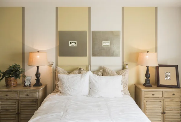 美しい魅力的な寝室のインテリア — ストック写真