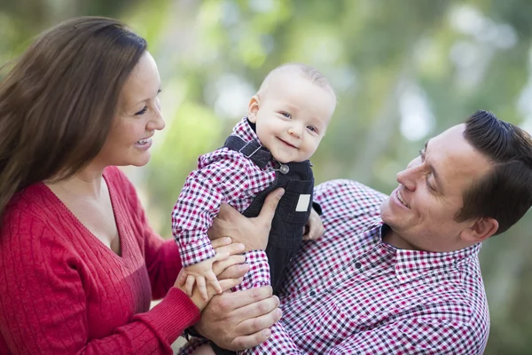 Kleine babyjongen met plezier met moeder en vader buitenshuis — Stockfoto