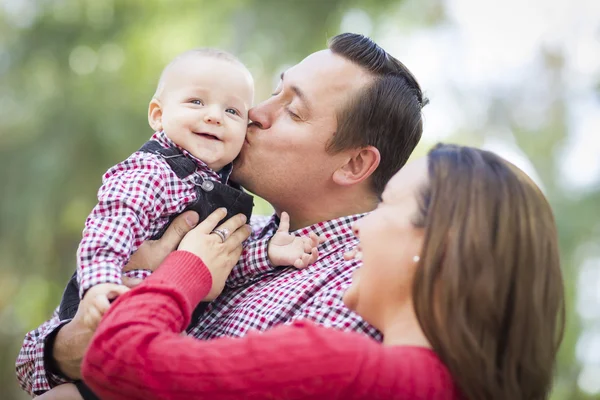 Kleine babyjongen met plezier met moeder en vader buitenshuis — Stockfoto