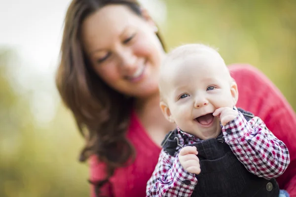 Pequeno menino se divertindo com mamãe ao ar livre — Fotografia de Stock