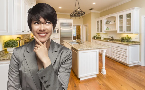 Misto razza donna guardando indietro sopra spalla dentro personalizzato kitche — Foto Stock